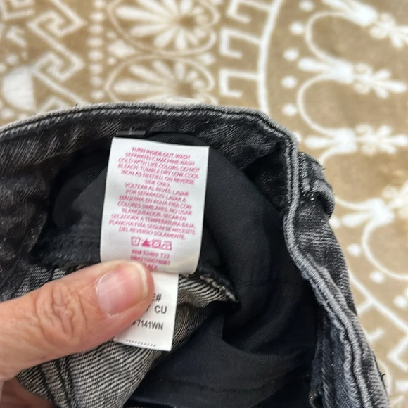 NO BOUNDAIRES HIGH RISE MOM JEANS " FUN DECALS" SIZE 11 - Picture 6 of 9